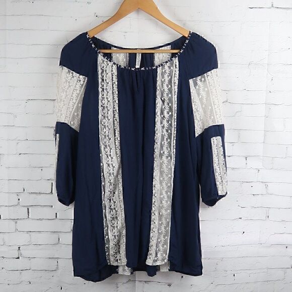 MONORENO BLUE WITH WHITE LACE INLAY DETAIL 1/2 SLEEVE ROUND NECK TOP SIZE LARGE - Picture 1 of 10